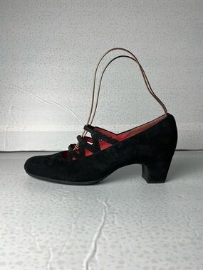 Pas de Rouge Black Suede Cutout Low Block Heel Pumps Women's Size 41 US 10-10.5?